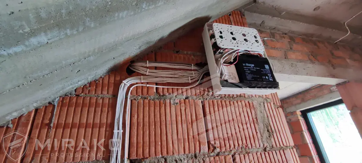 Kompleksowa instalacja alarmu, monitoringu, sieci i automatyki podczas budowy domu.