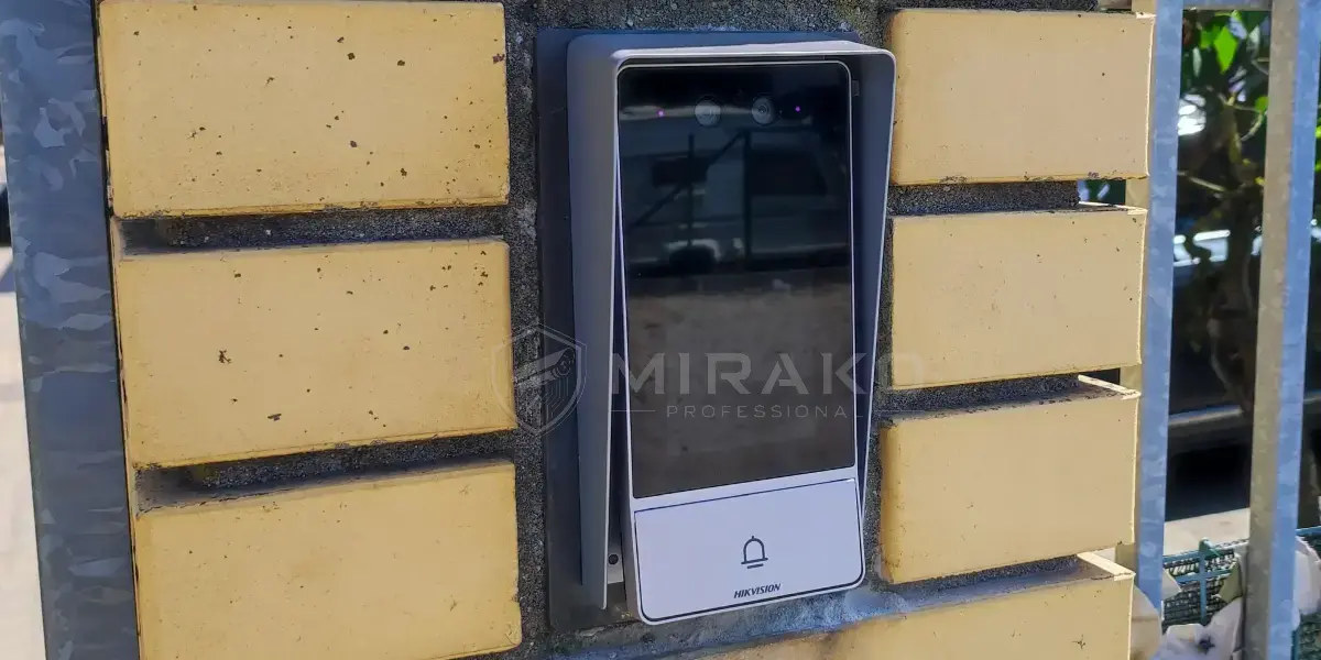 Wideodomofon Hikvision w firmie w Łodzi – 2 furtki, 4 panele i rozpoznawanie twarzy