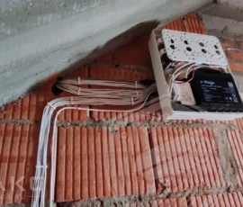 Centrala alarmowa Satel Integra w domu w Łodzi. System alarmowy uruchomiony już przy budynku w stanie surowym zamkniętym.