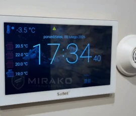 Manipulator systemu alarmowego Satel Integra z widoczną dalej czujką tlenku węgla (CO) w domu prywatnym w Łodzi.