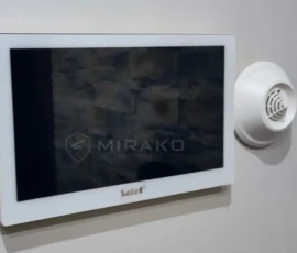 Manipulator systemu alarmowego Satel Integra z widoczną dalej czujką tlenku węgla (CO) w domu prywatnym w Łodzi.