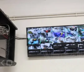 Monitor #1 oraz szafa rack z rejestratorem i urządzeniami sieciowymi monitoringu IP w Pabianicach.