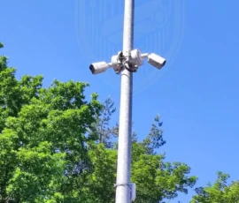 Kamery IP Hikvision zamocowane na latarni, do ochrony terenu w firmie w Zgierzu