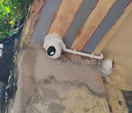 Kamery Hikvision 4 MP z aktywnym odstraszaniem. Kamery Hikvision 4 MP z aktywnym odstraszaniem w kamienicy w Łodzi
