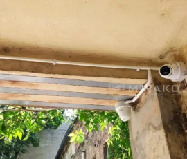 Natynkowe prowadzenie przewodów w rurkach instalacyjnych. Natynkowa instalacja przewodów do kamer w starej kamienicy