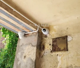 Dwie kamery monitorujące prześwit bramowy, wejścia, podwórko i oficynę. Monitoring kamienicy w Łodzi – dwie kamery Hikvision w prześwicie bramowym