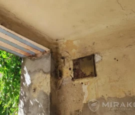Miejsce montażu kamer przed wykonaniem instalacji. Miejsce montażu kamer w starej kamienicy w Łodzi przed wykonaniem monitoringu