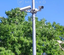 Starsza kamera analogowa i kamera IP PTZ 4 MP podłączona przez istniejący przewód koncentryczny. Starsza kamera analogowa i kamera IP PTZ 4 MP podłączona przez istniejący przewód koncentryczny.