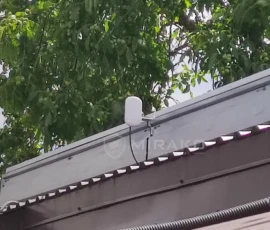 Druga jednostka Ubiquiti LocoAC zamontowana na dachu nad pomieszczeniem z rejestratorem. Ubiquiti LocoAC tworzące most radiowy dla monitoringu IP