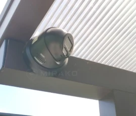 Trzecia kamera IP zamontowana pod zadaszeniem wiaty samochodowej. Kamera IP pod wiatą samochodową w Zgierzu