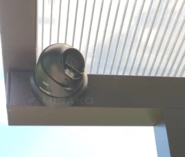 Trzecia kamera IP zamontowana pod zadaszeniem wiaty samochodowej (2) Kamera IP pod wiatą samochodową w Zgierzu (2)