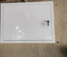 Rejestrator NVR umieszczony w metalowej skrzynce i podłączony do routera LTE. Rejestrator NVR monitoringu zamontowany w metalowej skrzynce