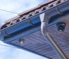 Stara kamera CCTV z polem widzenia zasłoniętym przez rurę spustową