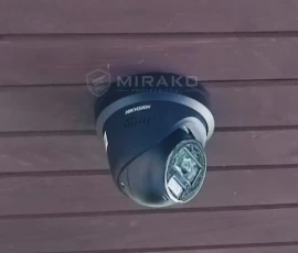 Nowa kamera Hikvision zamontowana na zewnątrz domu.