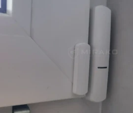 Bezprzewodowa czujka wstrząsowo-magnetyczna Satel na drzwiach balkonowych jednoskrzydłowych w mieszkaniu
