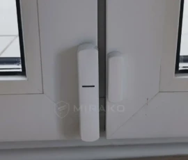 Bezprzewodowa czujka wstrząsowo-magnetyczna Satel na drzwiach balkonowych dwuskrzydłowych w mieszkaniu
