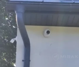 Nowa kamera Hikvision 8 MP oraz pozostawiona kamera BCS w zmodernizowanym monitoringu domu