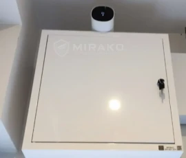 Szafka z rejestratorem NVR i przewodowo podłączonym punktem TP-Link Deco