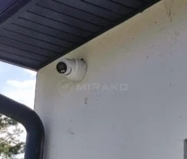 Kamera Hikvision 8 MP z aktywnym odstraszaniem i rozbudowaną analityką obserwująca podwórko.