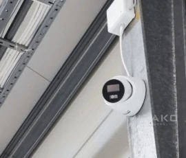 Przeniesiona kamera Hikvision po zmianach w organizacji przestrzeni.