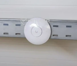 Punkt dostępowy Ubiquiti UniFi w hali produkcyjnej