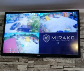 Podgląd obrazu z trzech kamer Hikvision na monitorze w biurze w Łasku.