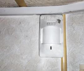 Czujka ruchu systemu alarmowego w biurze