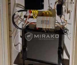 Rejestrator, switch PoE oraz urządzenia transmisyjne systemu monitoringu.