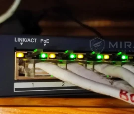 Switch PoE Hikvision z podłączonymi czterema kamerami IP