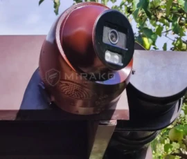 Brązowa kamera IP Hikvision 4 MP po modernizacji monitoringu domku letniskowego w Łodzi