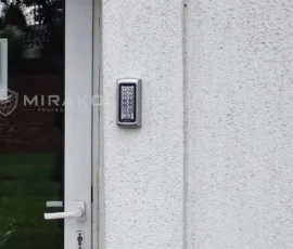 Kontrola dostępu na drzwiach do biura w budynku głównym
