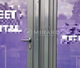 Drzwi zewnętrznego biura przed montażem kontroli dostępu