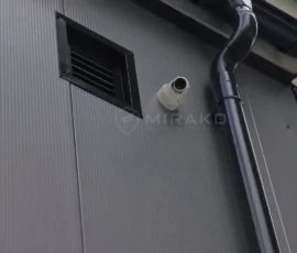 Kamera IP na zewnętrznej ścianie hali