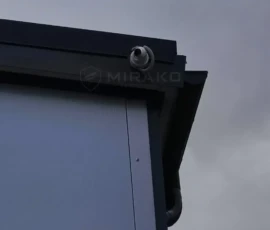 Kamera monitoringu obserwująca tył hali i parking