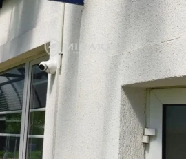 Kamera 4K obserwująca główne wejście do części biurowej