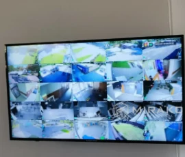 Podgląd wielu kamer monitoringu IP na monitorze w biurze