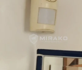 Stara bezprzewodowa czujka ruchu Satel ABAX przed wymianą
