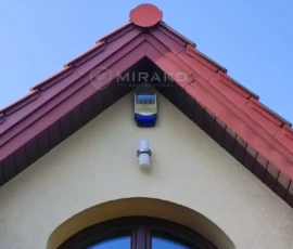 Stary zewnętrzny sygnalizator alarmowy przed wymianą