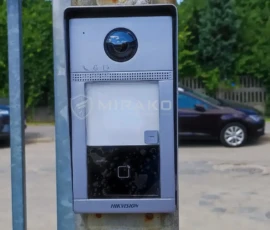 Klasyczny panel wideodomofonowy Hikvision zamontowany przy furtce
