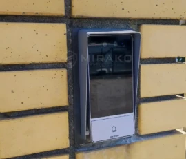 Panel Hikvision z rozpoznawaniem twarzy zamontowany na klinkierowym słupku