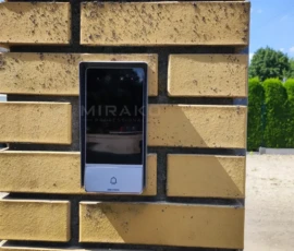 Wideodomofon Hikvision przy furtce od strony drugiej ulicy