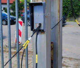 Etap montażu, widoczne miejsce po poprzednim urządzeniu i nowe przewody.