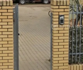Stary domofon na klinkierowym słupku przed modernizacją wideodomofonu