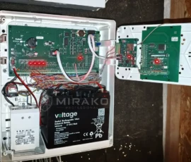 Centrala SATEL Integra 128 z modułami systemu alarmowego