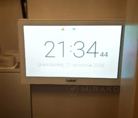 Dotykowy 10" manipulator systemu alarmowego zamontowany przy wejściu