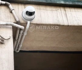 Kamera Hikvision 8 MP 180° zamontowana przy bramie kamienicy w Łodzi