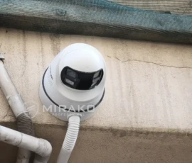 Kamera Hikvision 8 MP z szerokim polem widzenia 180° na elewacji kamienicy
