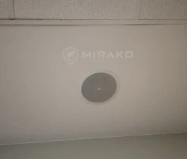 Głośnik sufitowy będący częścią wielostrefowego systemu nagłośnienia