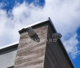 Dwie kamery IP Hikvision zamontowane na narożniku budynku