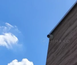 Kamera IP Hikvision zamontowana pod dachem budynku